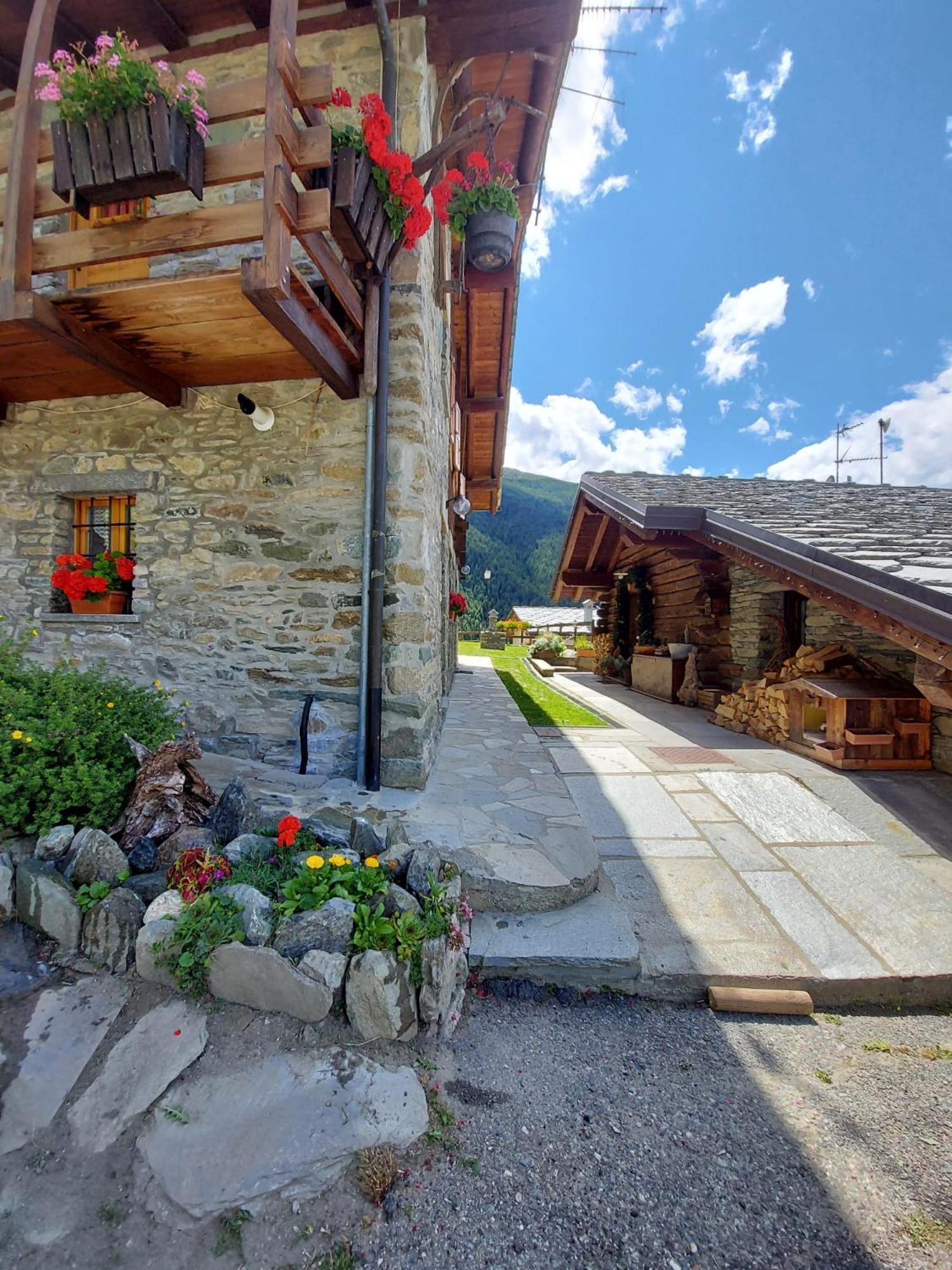 Hostal Monolocale Di Montagna Gressan Exterior foto
